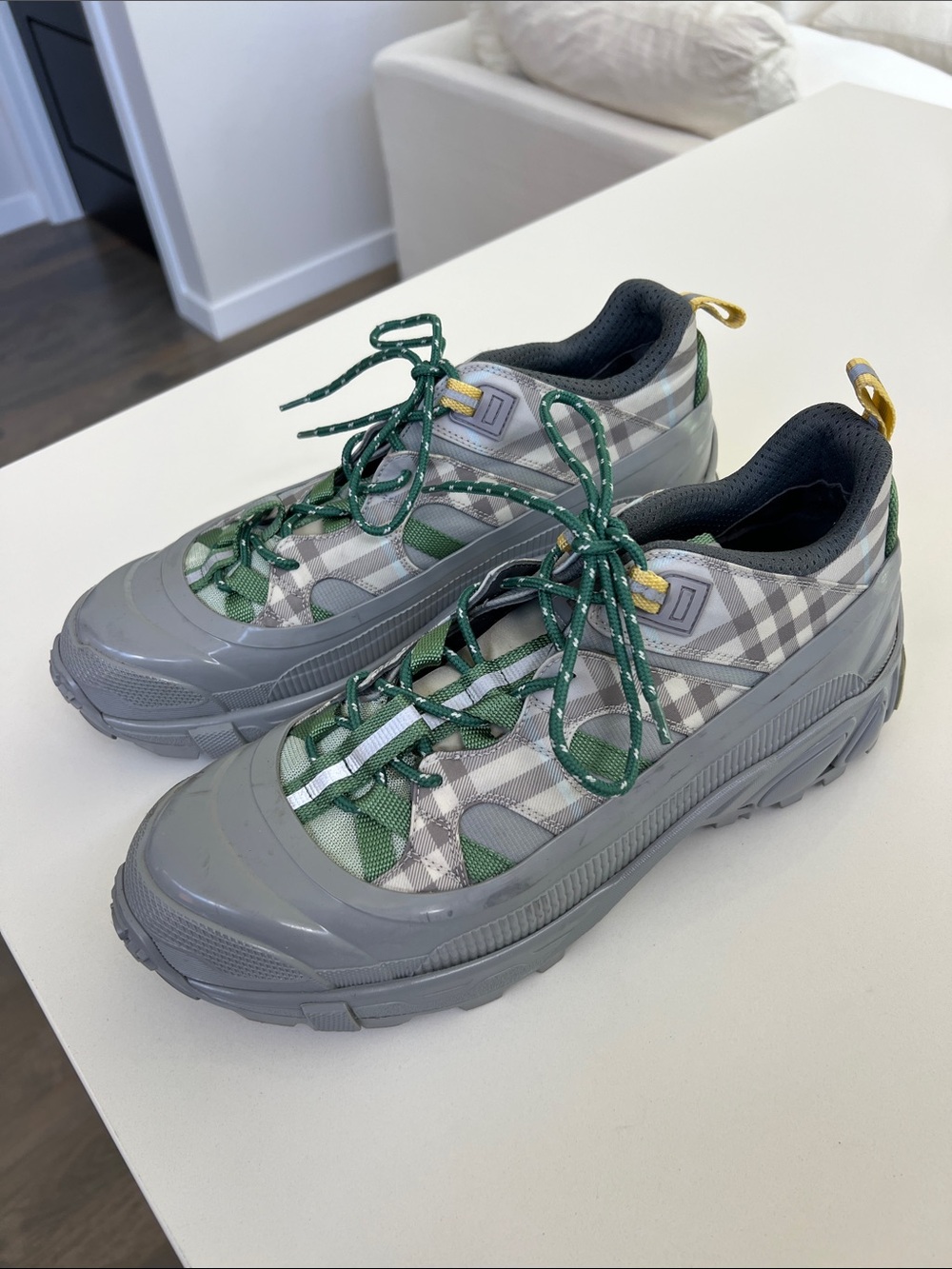 Burberry arthur low top light grey and green check sneakers men’s size 44